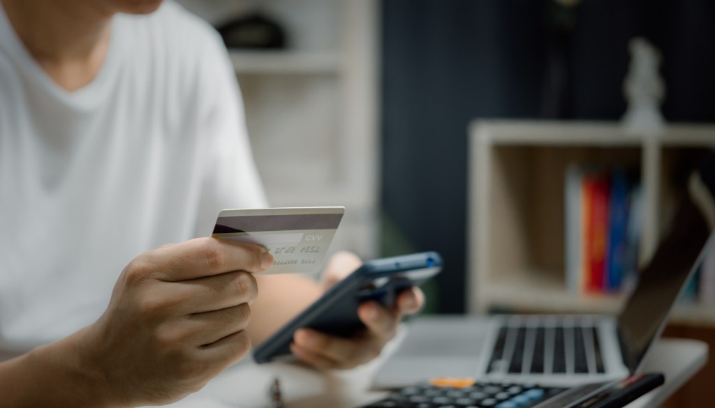 Comparison of online money transfer services and traditional banks