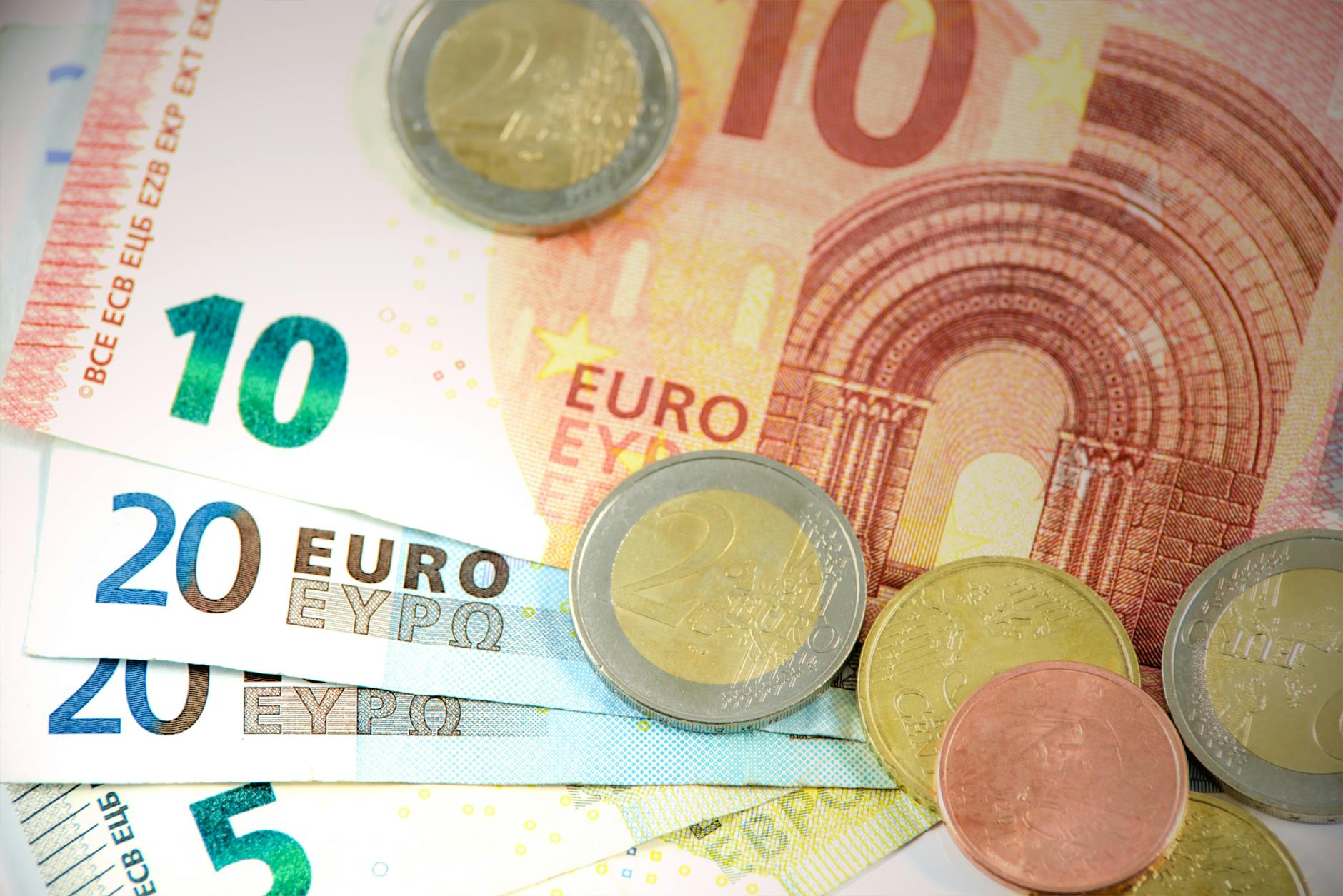 A illustration of different methods to transfer money to Germany
