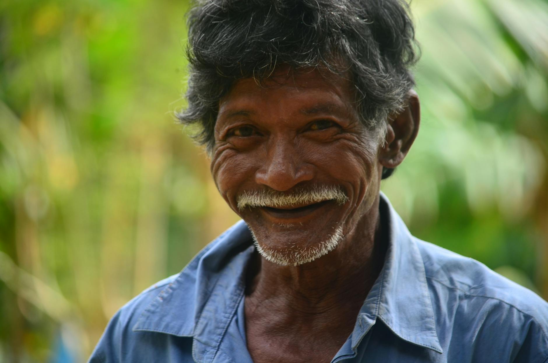 smiling Filipino man demostrating a money transfer from the uk to the Philippines